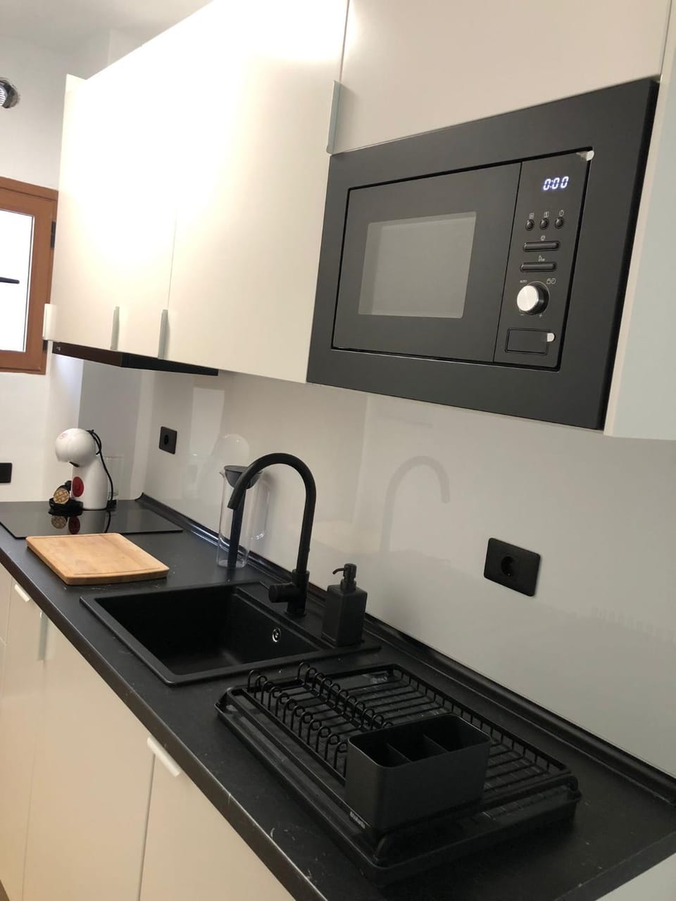 Kitchen or kitchenette, minibar