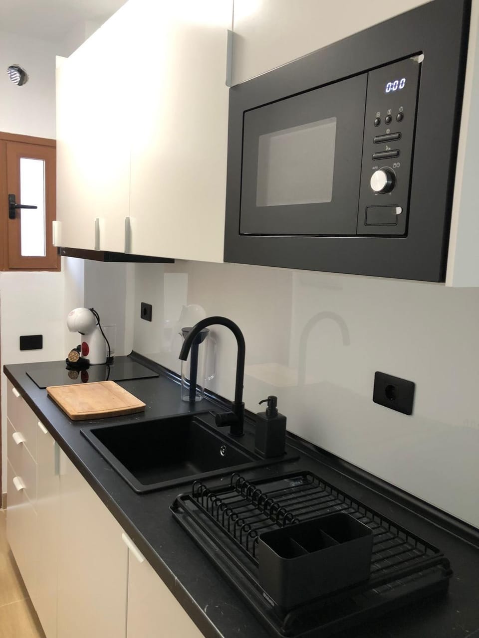 Kitchen or kitchenette, minibar, stove