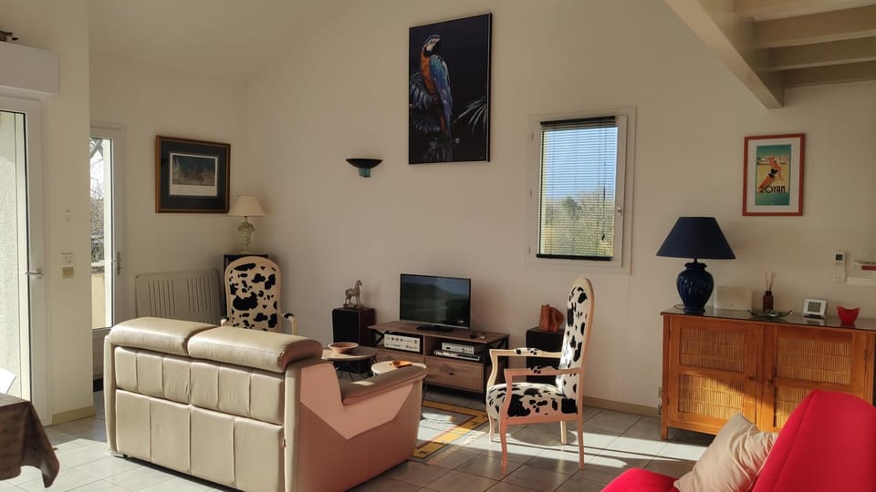 Patio, Communal lounge/ TV room, TV and multimedia, Living room, Lounge or bar, Seating area, heating, internet, air conditioner