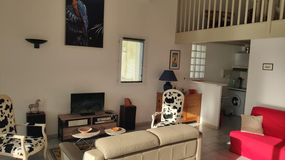 Communal lounge/ TV room, TV and multimedia, Kitchen or kitchenette, Living room, Lounge or bar, Seating area, heating, internet, air conditioner