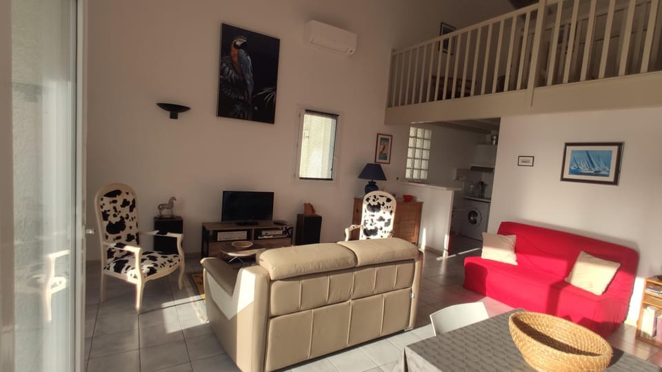 Communal lounge/ TV room, TV and multimedia, Living room, Lounge or bar, Seating area, heating, internet, air conditioner