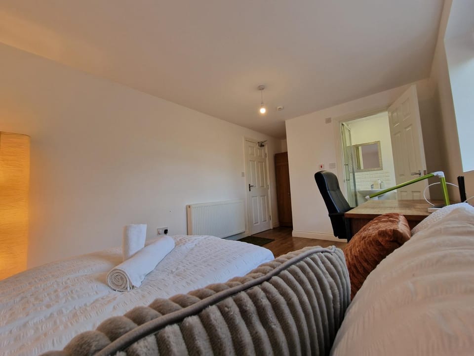 Nice Living Serviced Accommodations 8 (Entire 2 Ensuite Bedroom House) House in Coventry