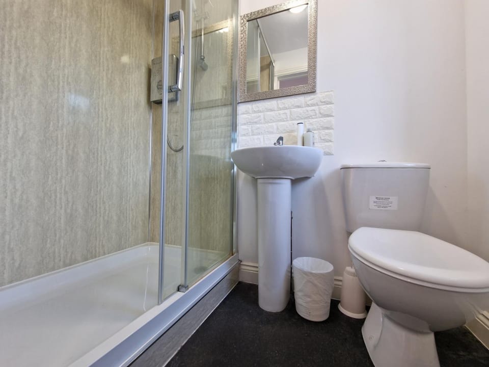 Nice Living Serviced Accommodations 8 (Entire 2 Ensuite Bedroom House) House in Coventry