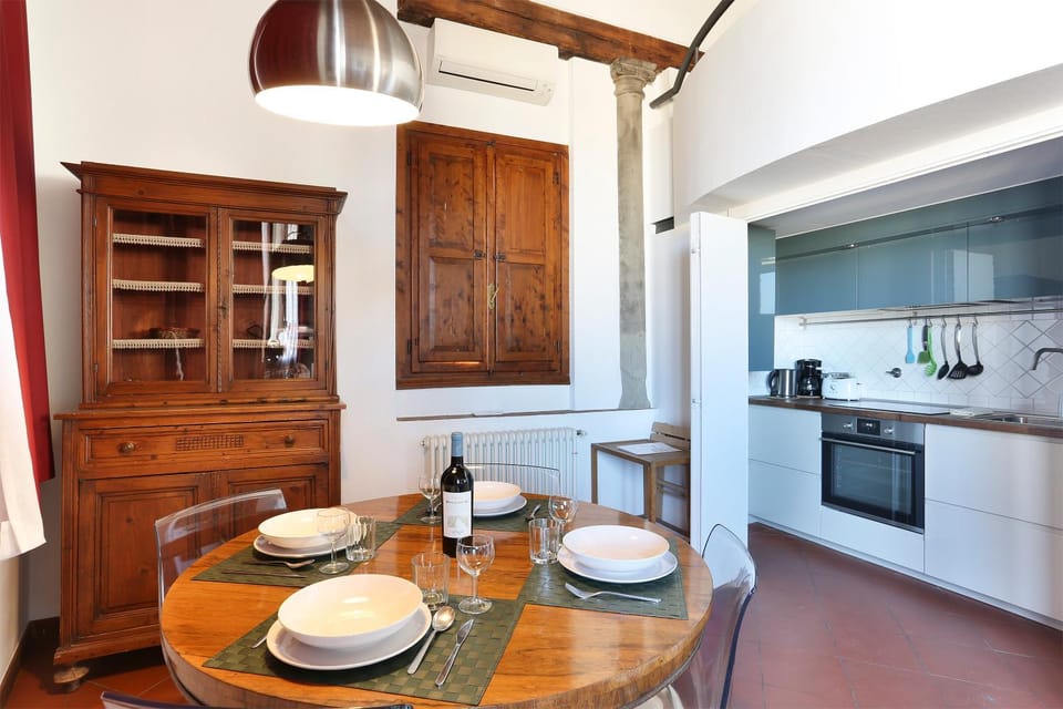 Kitchen or kitchenette, Dining area