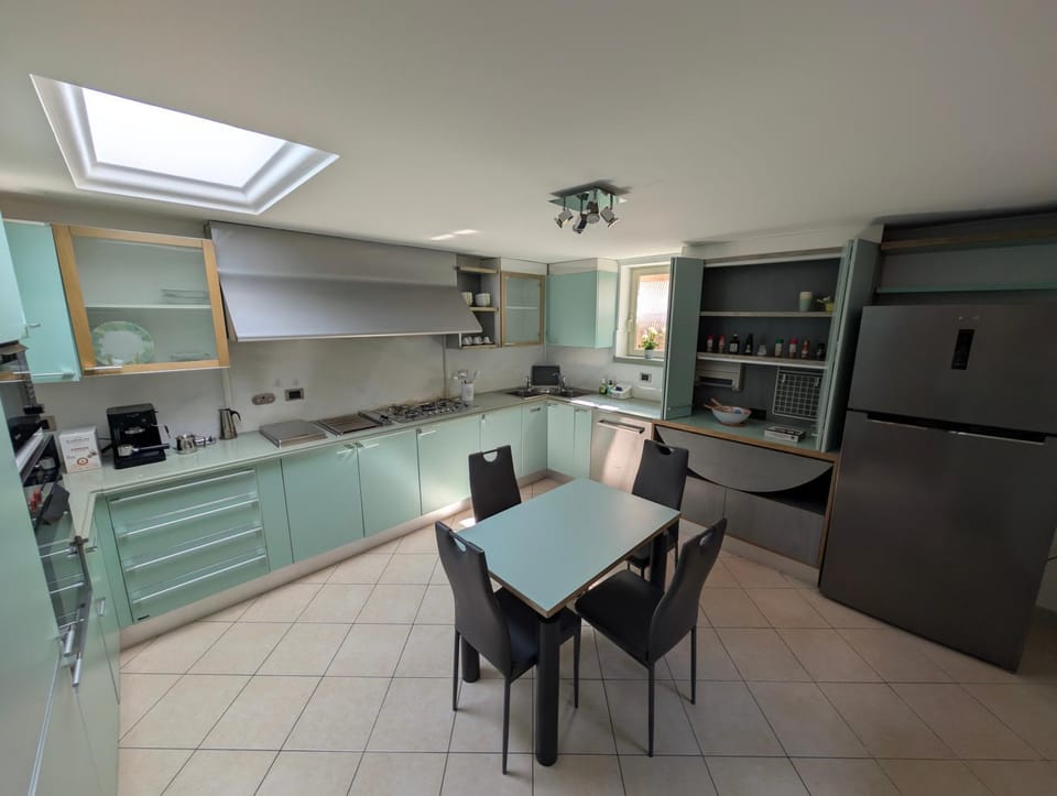 Coffee/tea facilities, Kitchen or kitchenette, microwave, oven, stove