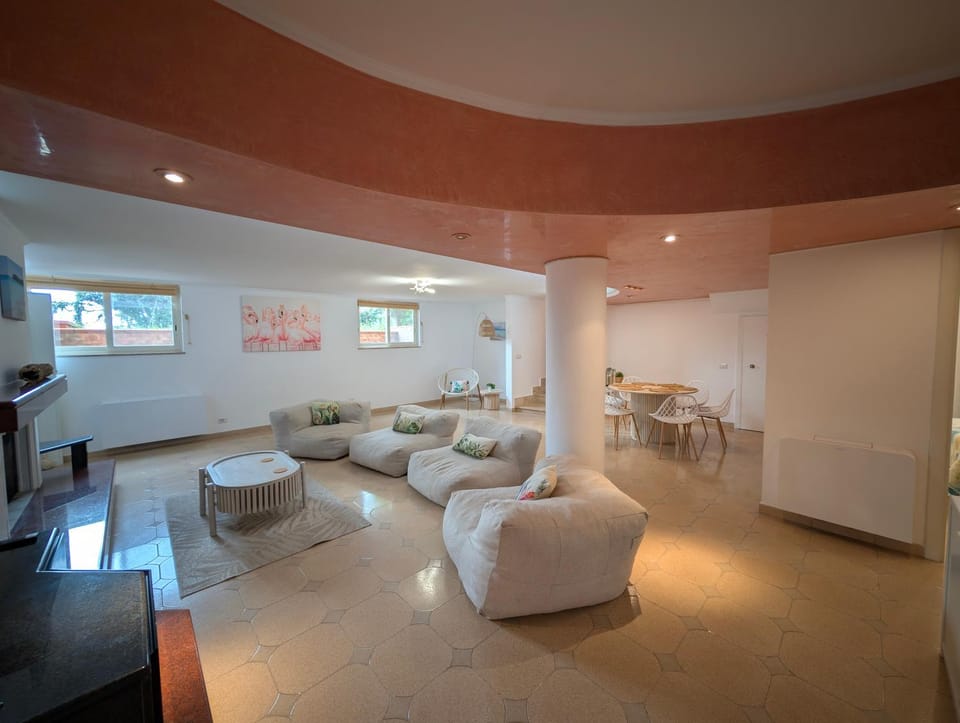 TV and multimedia, Living room, Seating area, Dining area