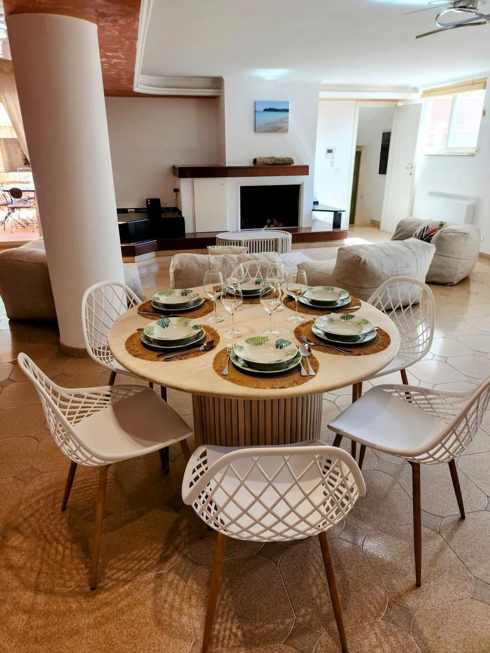 Communal lounge/ TV room, TV and multimedia, Seating area, Dining area, Evening entertainment, fireplace