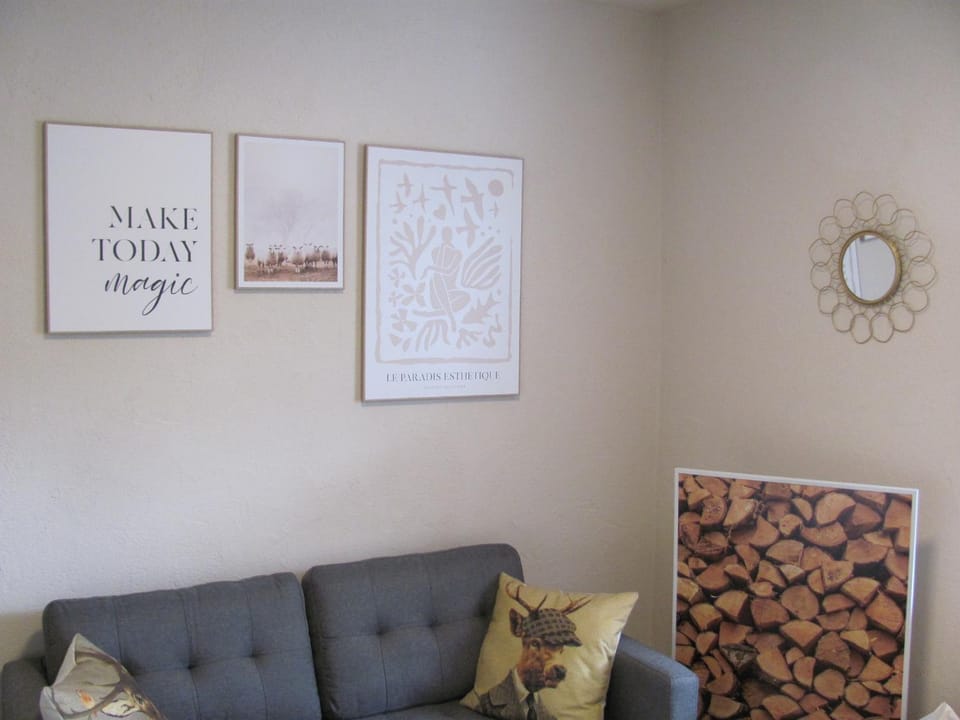 Photo of the whole room, Seating area