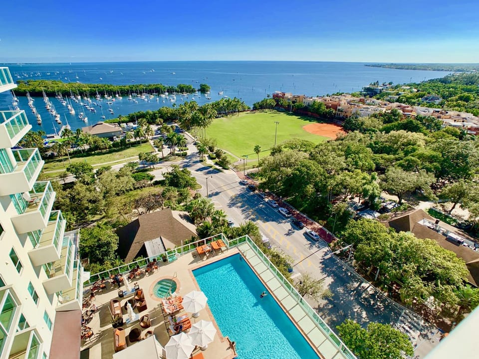 Balcony Ocean Views - Pool, Gym, Wi-Fi & Parking Apartment hotel in Coconut Grove