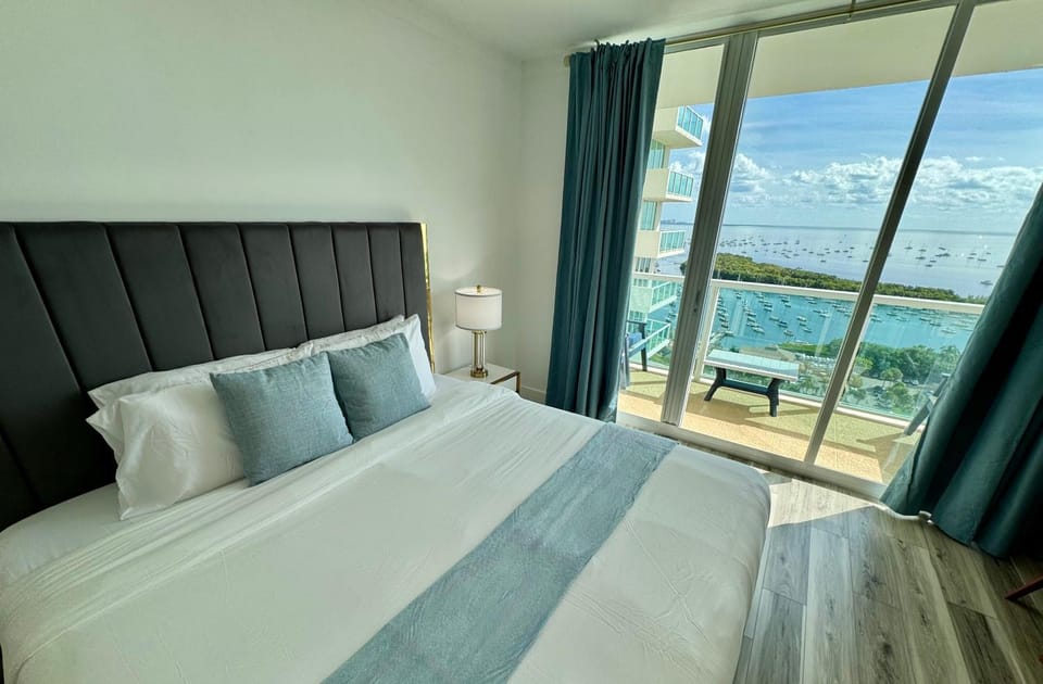 Balcony Ocean Views - Pool, Gym, Wi-Fi & Parking Apartment hotel in Coconut Grove