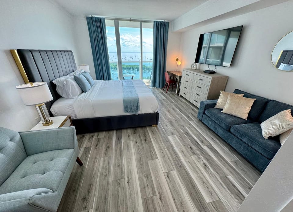Balcony Ocean Views - Pool, Gym, Wi-Fi & Parking Apartment hotel in Coconut Grove