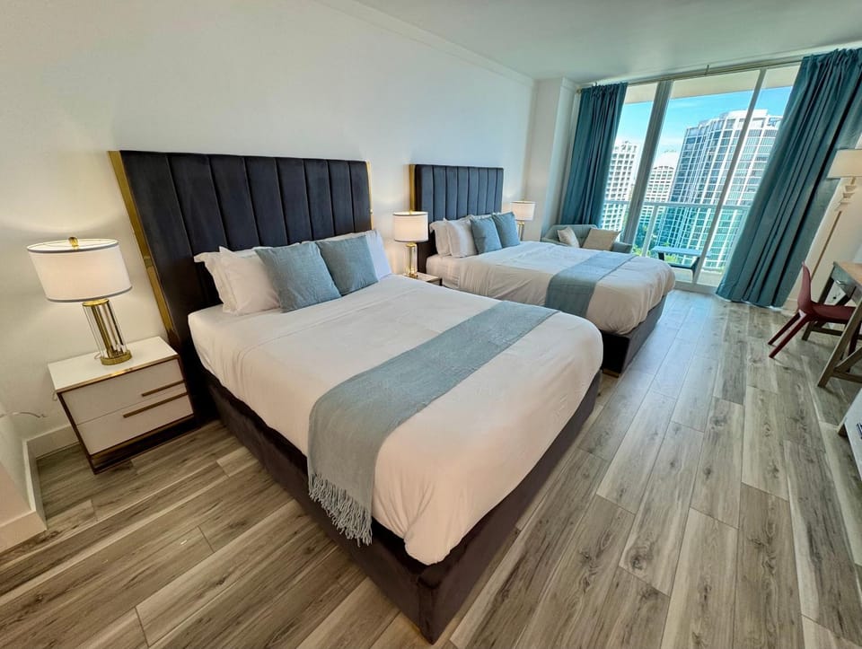 Balcony Ocean Views - Pool, Gym, Wi-Fi & Parking Apartment hotel in Coconut Grove