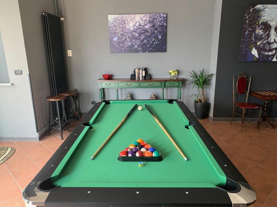 Billiard, Game Room