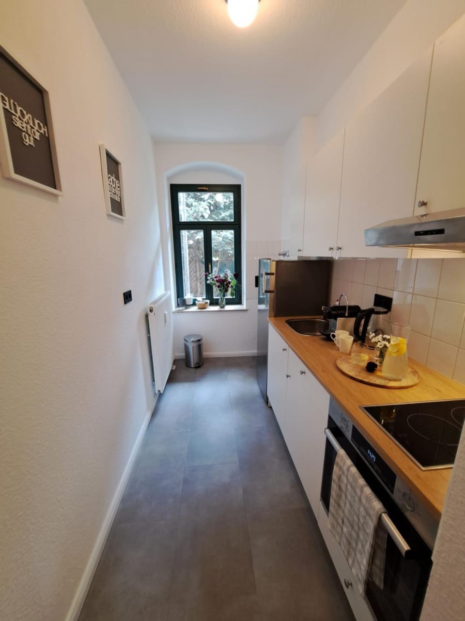 Coffee/tea facilities, Kitchen or kitchenette, Dining area, stove