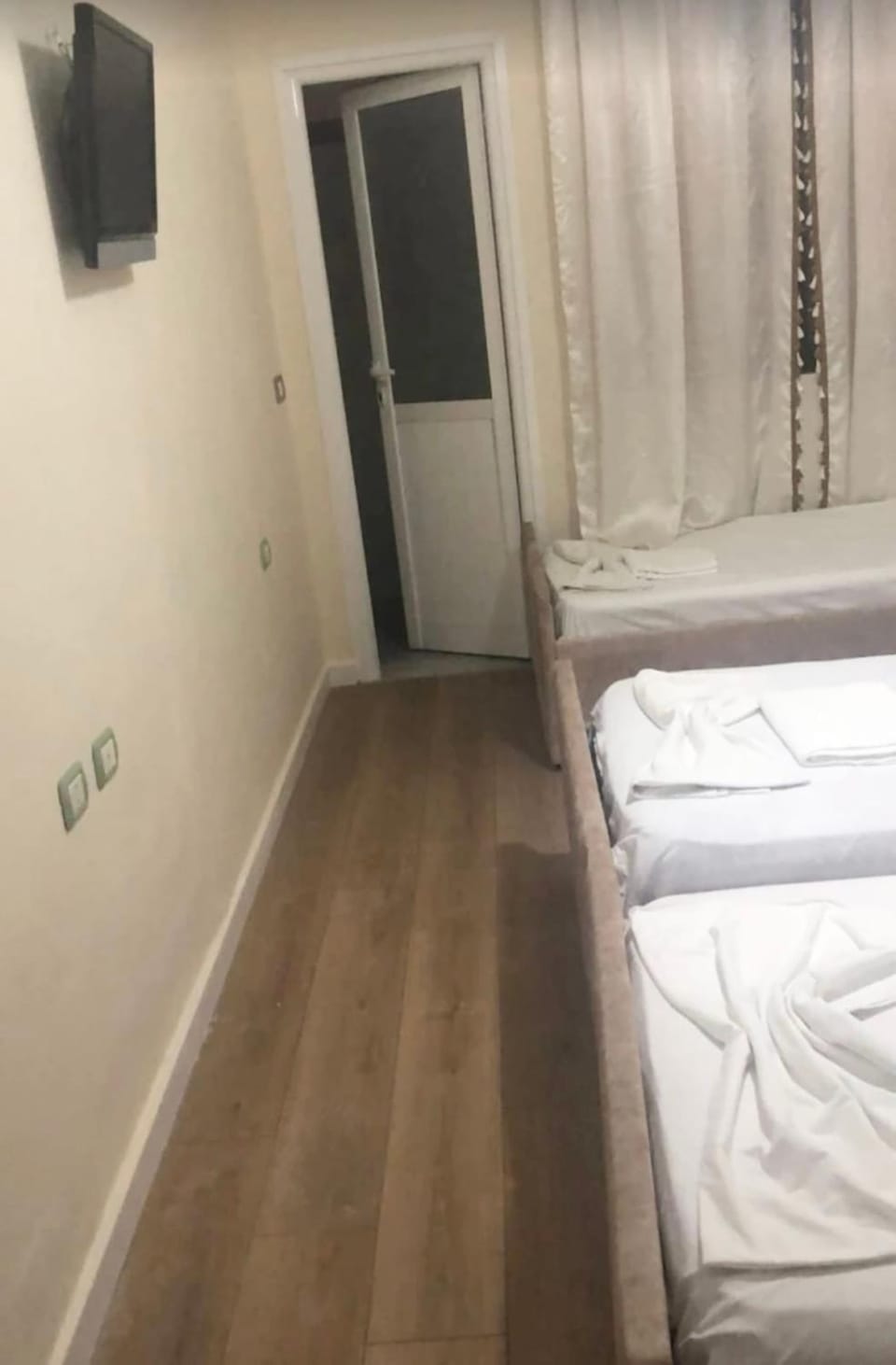 Bed, TV and multimedia, Bedroom, towels