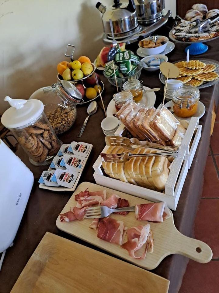Food and drinks, Continental breakfast, Buffet breakfast