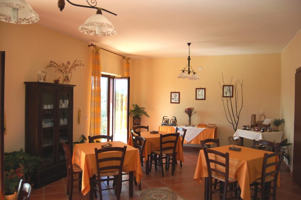 Restaurant/places to eat, Living room, Dining area