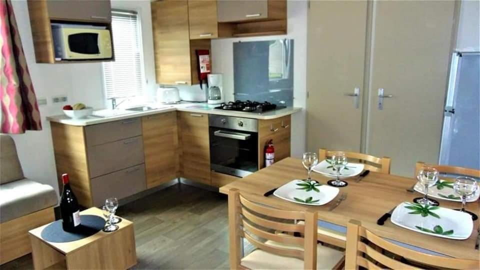 Kitchen or kitchenette, Dining area, dishwasher, oven, stove