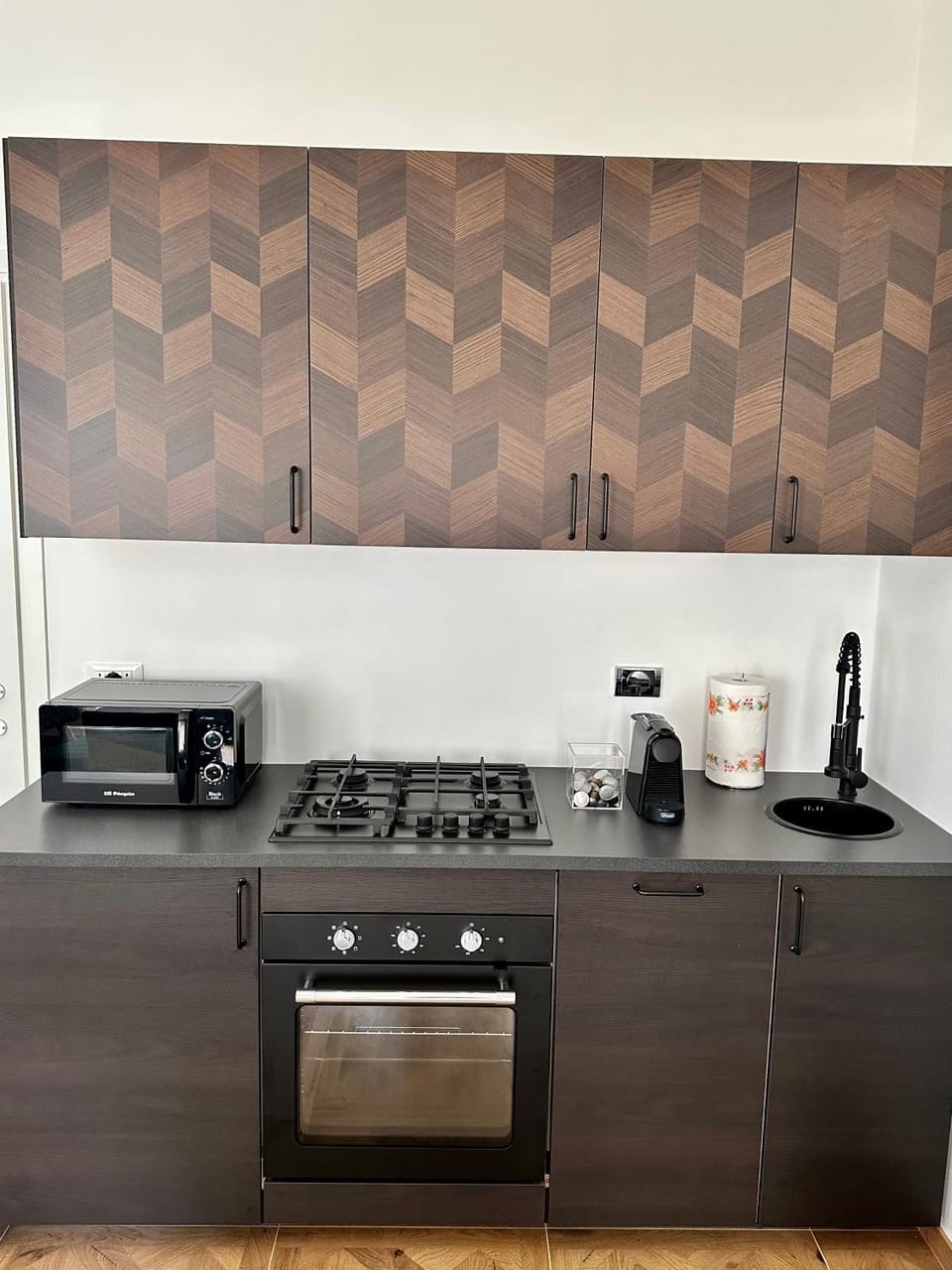 Coffee/tea facilities, minibar, stove