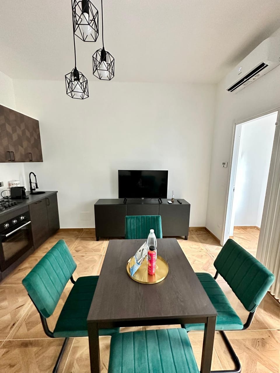 TV and multimedia, Seating area, Dining area