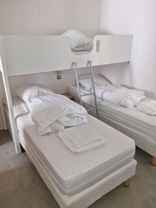 Location d'un mobil-home de 35 m² au Camping Les Sables d'Or - 4 étoiles avec grand parc aquatique Apartment in Agde