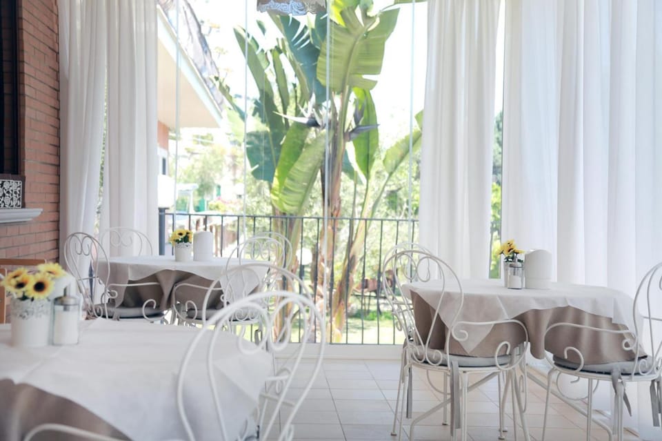 Property building, Balcony/Terrace, Breakfast