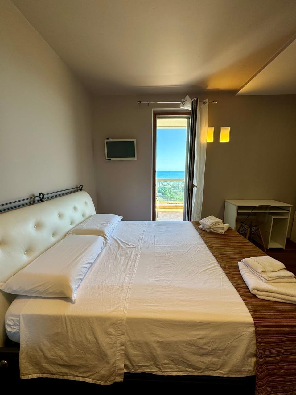 Bed, Photo of the whole room, Bedroom, towels