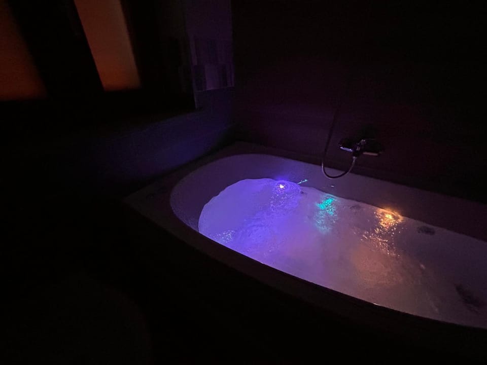 Hot Tub, Bath