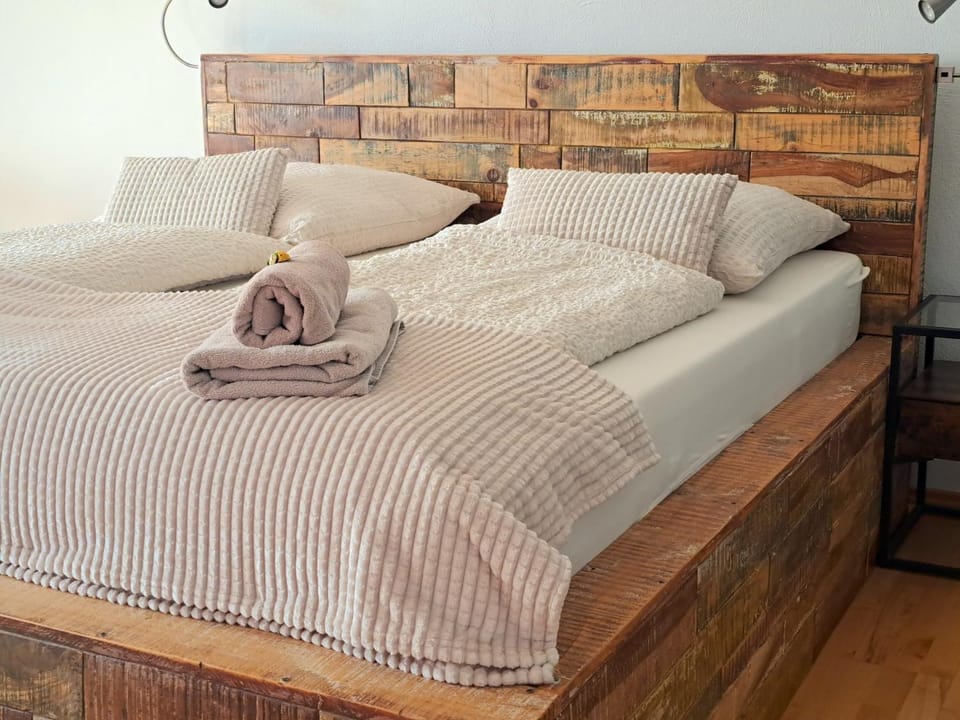 Bed, Photo of the whole room, Bedroom, towels