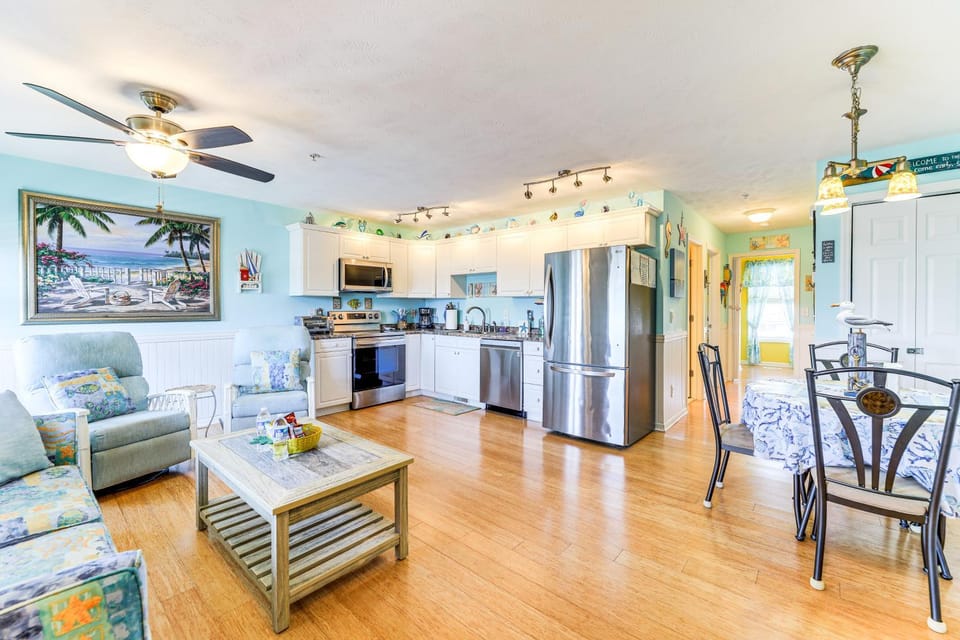 Walk to Beach & Pier: Quiet Retreat in Surf City House in Surf City