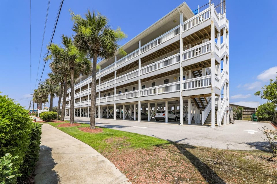 Walk to Beach & Pier: Quiet Retreat in Surf City House in Surf City