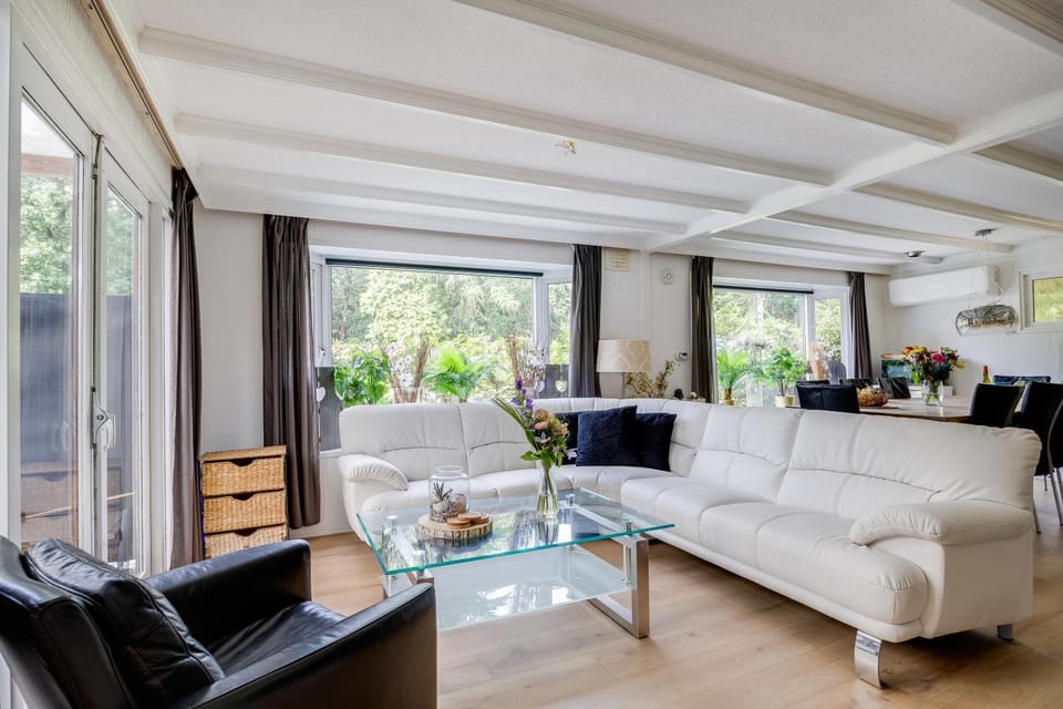78 m2 Luxe Bos Chalet Welness Private Barrelsauna and HOTTUB and AIRCO House in Putten