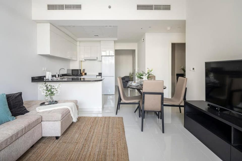 Frank Porter - Tower 108 Apartment in Dubai