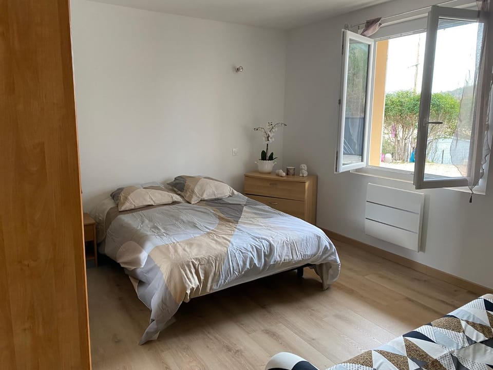 Bed, Photo of the whole room, Bedroom