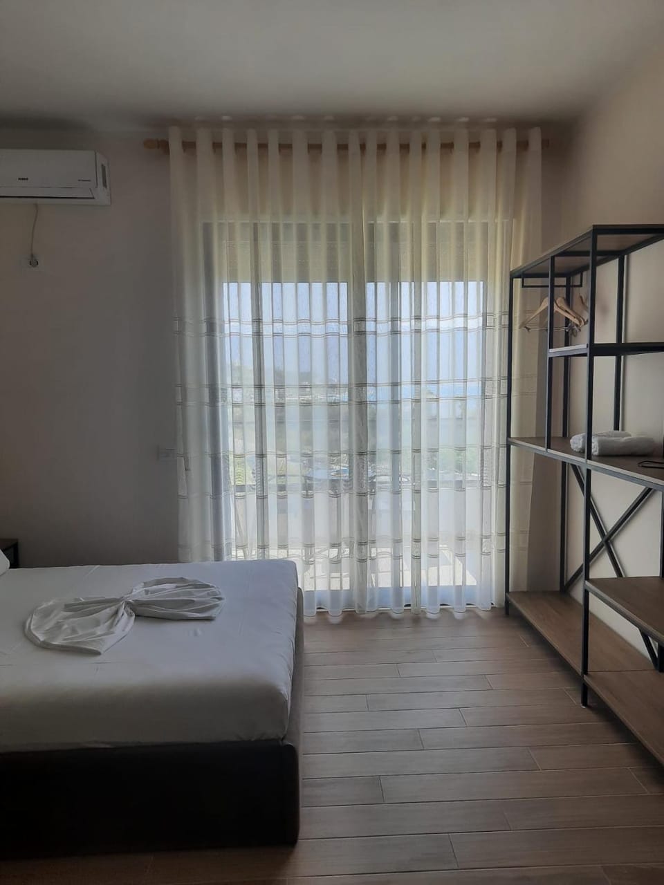 Bed, air conditioner