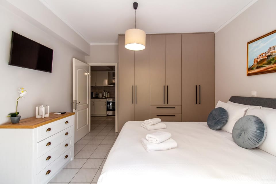 Bed, TV and multimedia, Bedroom, towels, wardrobe