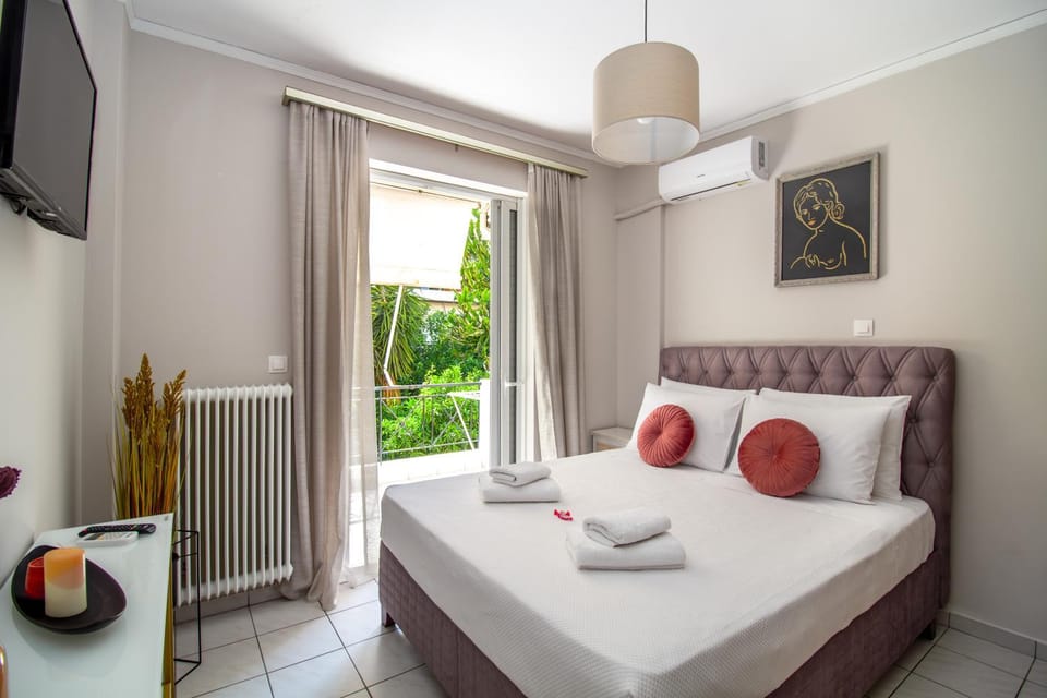 Bed, TV and multimedia, Photo of the whole room, Bedroom, towels