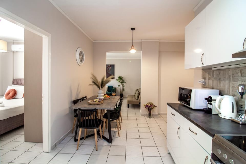 Coffee/tea facilities, Kitchen or kitchenette, Living room, Seating area, Dining area, minibar, pet friendly