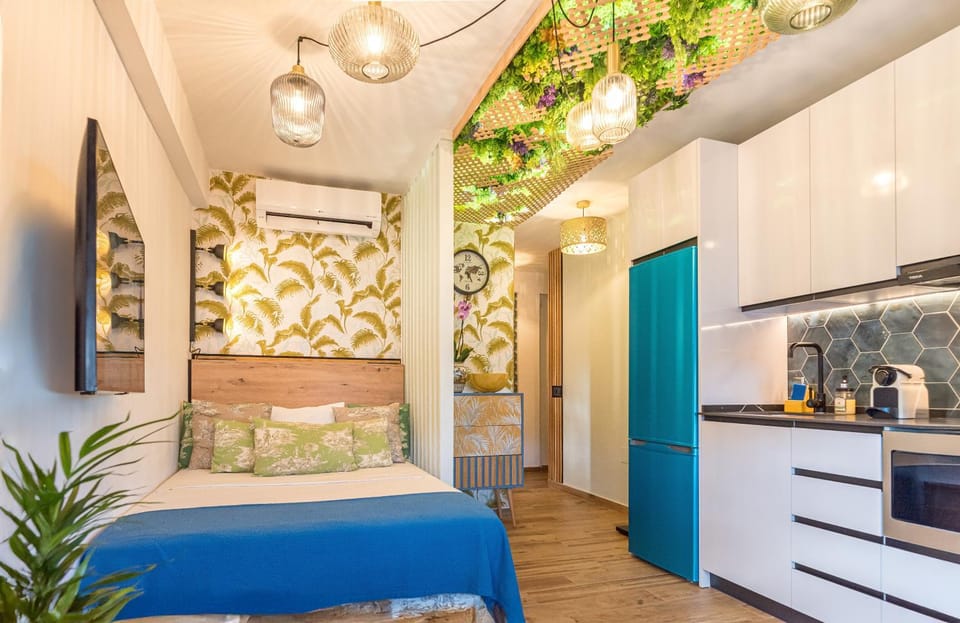 Bed, TV and multimedia, Kitchen or kitchenette, Photo of the whole room, Bedroom, air conditioner