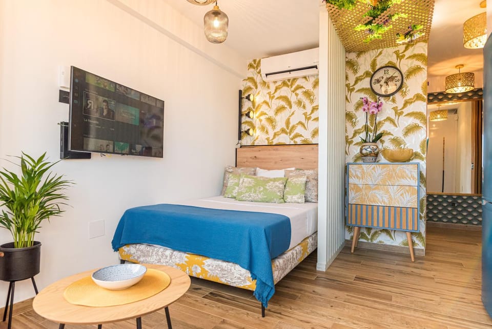 Communal lounge/ TV room, TV and multimedia, Photo of the whole room, Bedroom, air conditioner