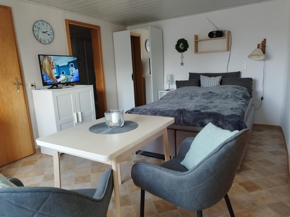 Bed, TV and multimedia, Kitchen or kitchenette, Living room, Seating area, Dining area