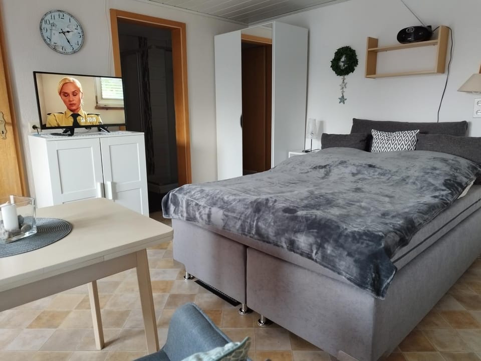 Communal lounge/ TV room, TV and multimedia, Photo of the whole room, hair dresser