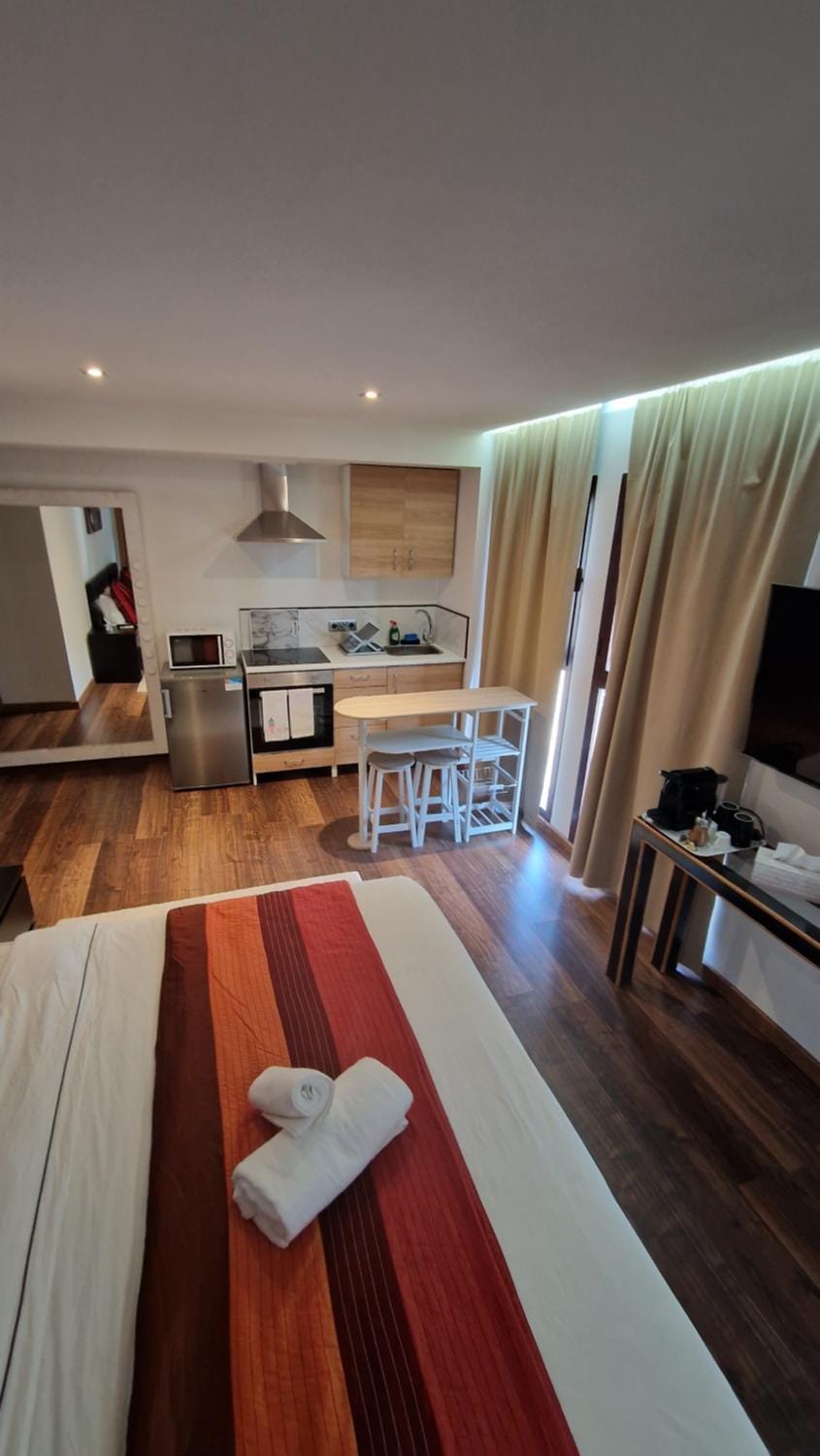 Communal lounge/ TV room, Bed, TV and multimedia, Kitchen or kitchenette, Living room, Photo of the whole room, Bedroom