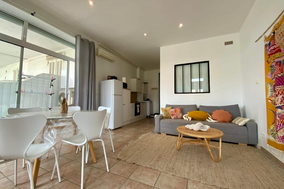 Kitchen or kitchenette, Living room, Seating area, Dining area, oven