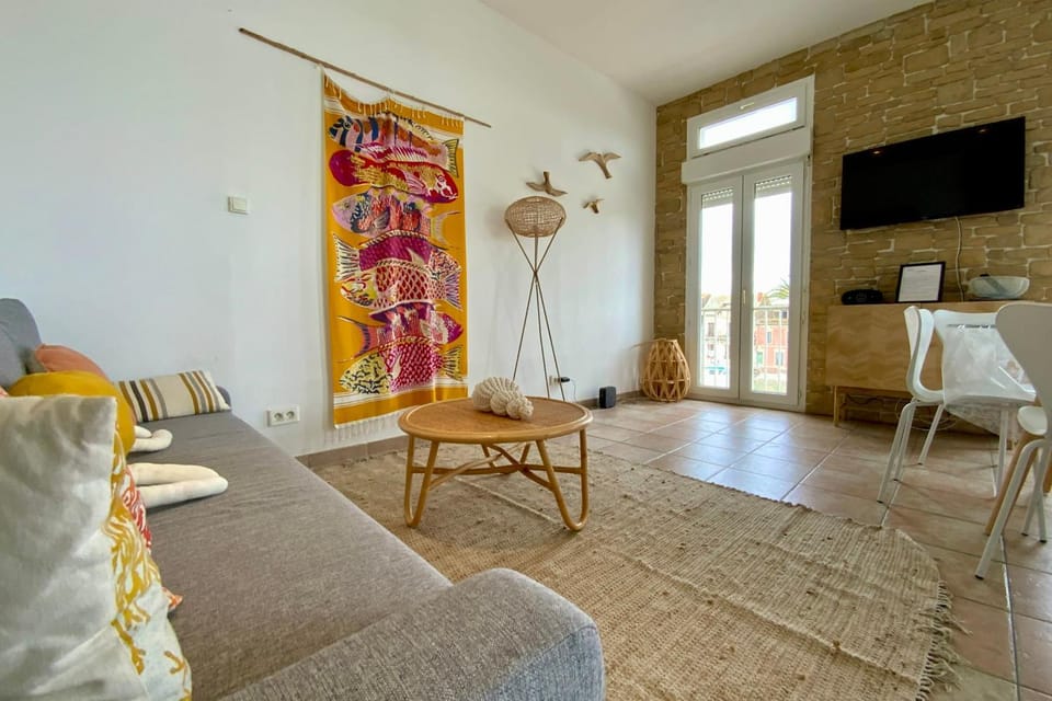 TV and multimedia, Kitchen or kitchenette, Living room, Seating area, Dining area