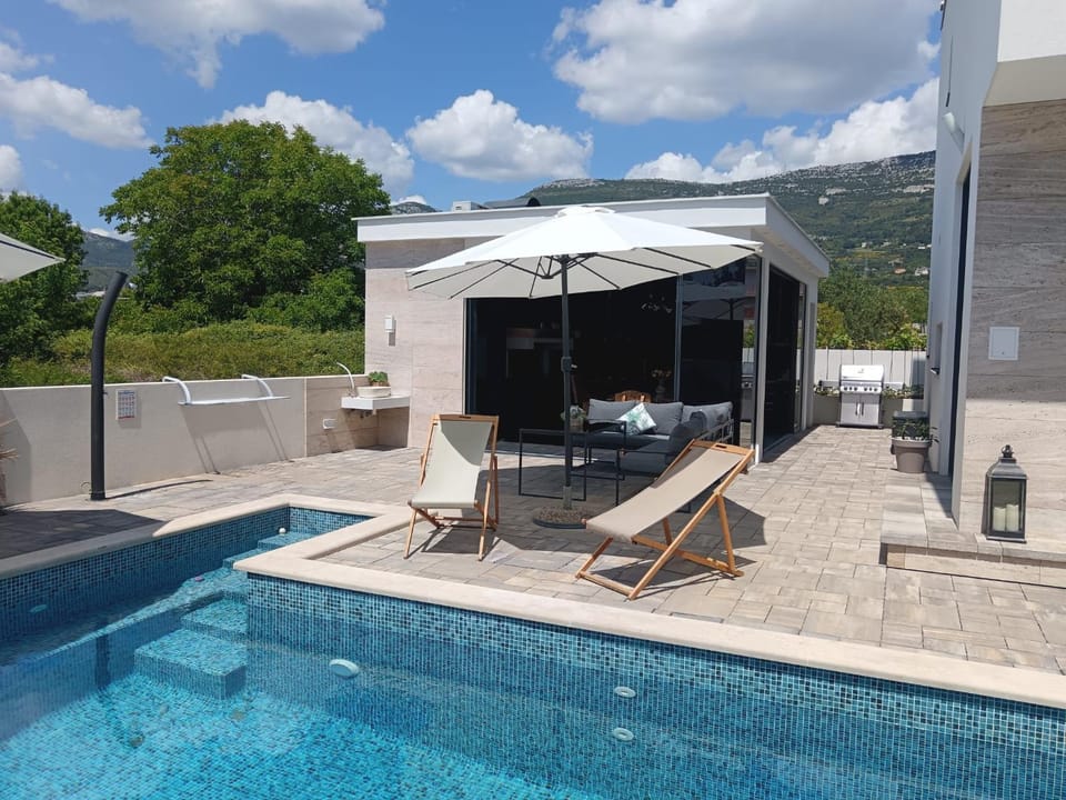 Patio, Day, Mountain view, Swimming pool, sunbed