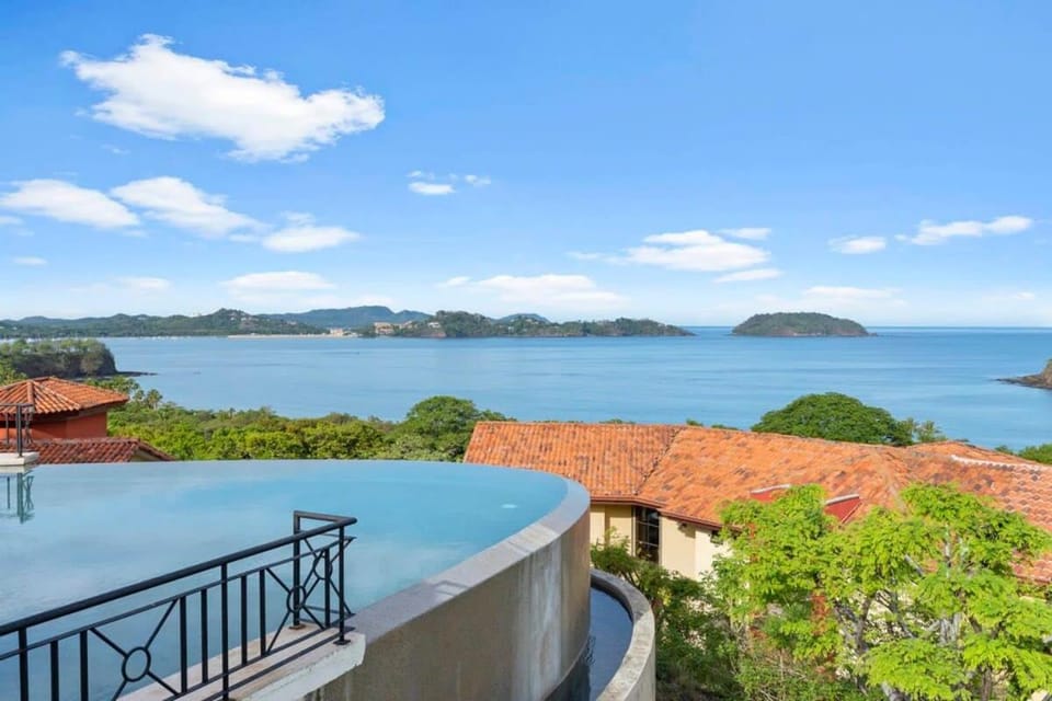 Stylish Villa with Brand-New Furniture, Panoramic Ocean Views, and Infinity Swimming Pool & Hot Tub House in Guanacaste Province