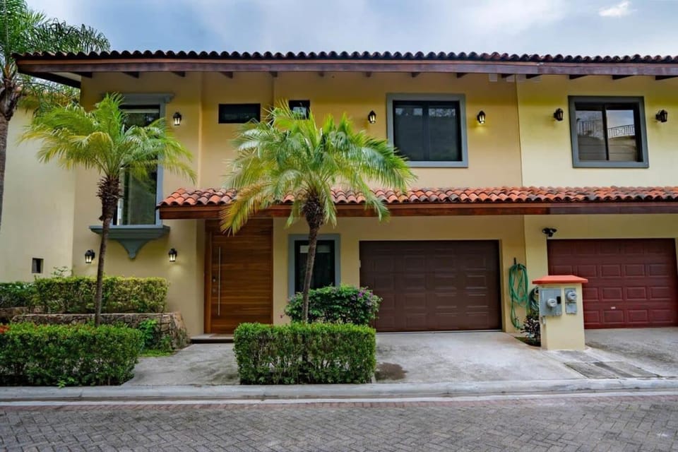 Stylish Villa with Brand-New Furniture, Panoramic Ocean Views, and Infinity Swimming Pool & Hot Tub House in Guanacaste Province