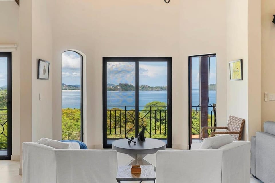 Stylish Villa with Brand-New Furniture, Panoramic Ocean Views, and Infinity Swimming Pool & Hot Tub House in Guanacaste Province