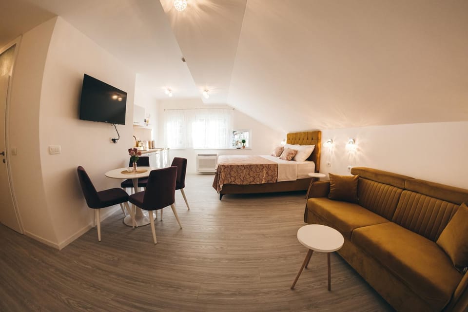 Bed, TV and multimedia, Photo of the whole room, Seating area, Dining area, Bedroom